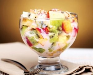 fruktoviy-salat-s-morozhenym